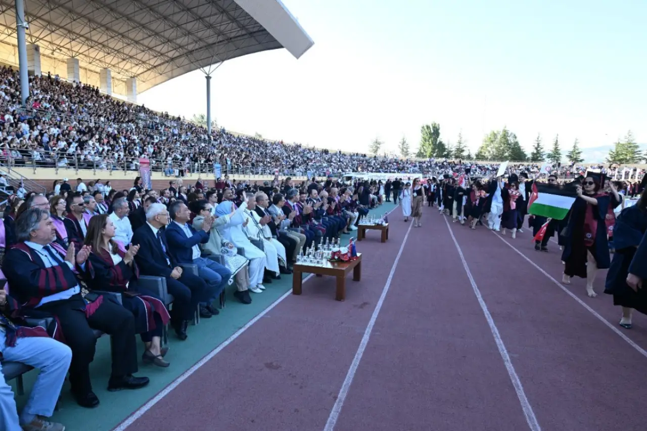 Anadolu Üniversitesi mezuniyetinde Filistin bayrağına müdahale