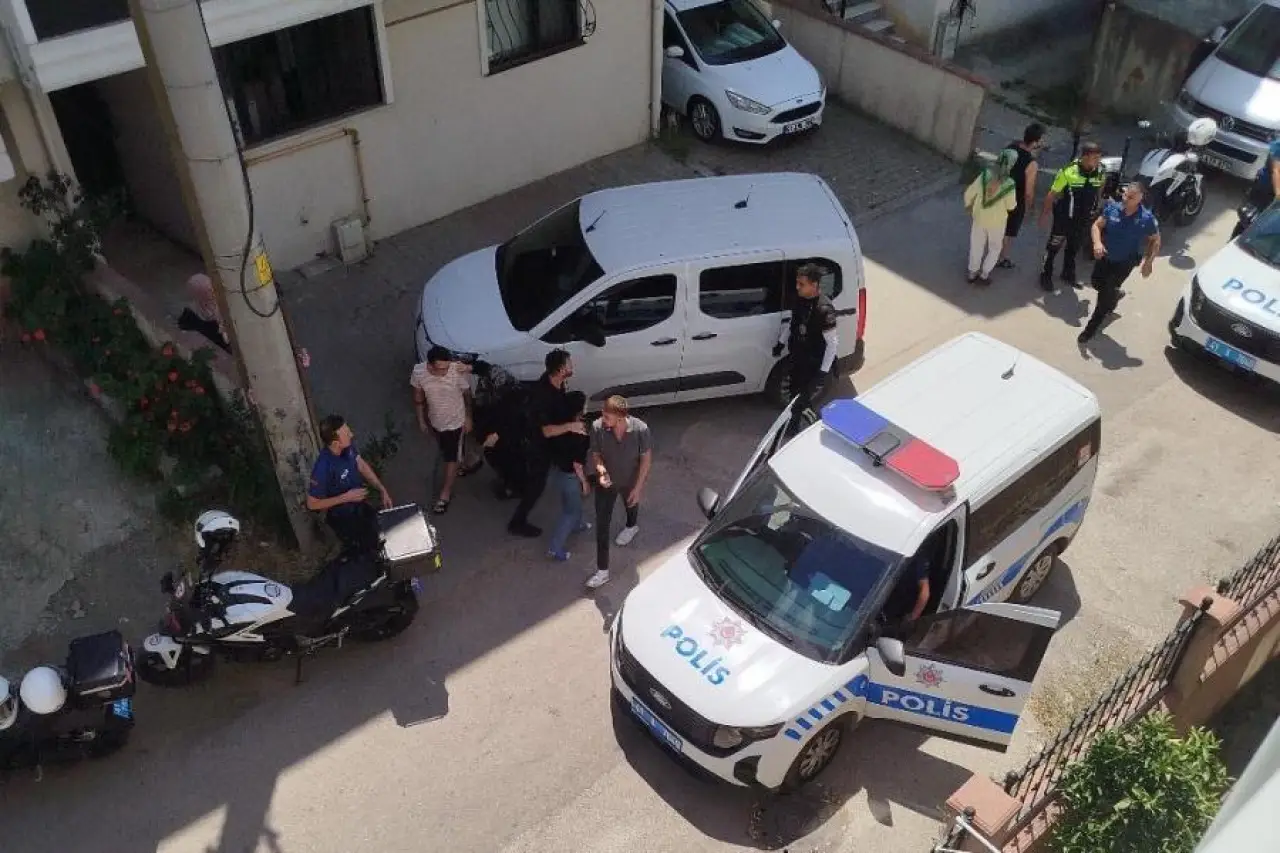 Başından vurulan 18 yaşındaki Ece Naz Macit hayatını kaybetti. Evdeki 3 arkadaşı gözaltına alındı