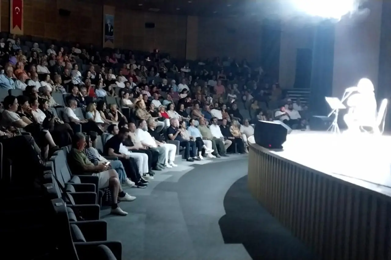 Samsun'da sanatçı Ercan Aydın, Ahmet Kaya anısına konser verdi