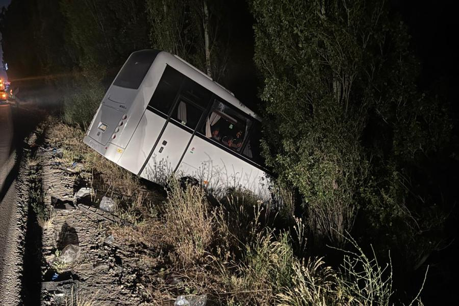 Servis minibüsü ile otomobil çarpıştı: 8 kişi yaralandı