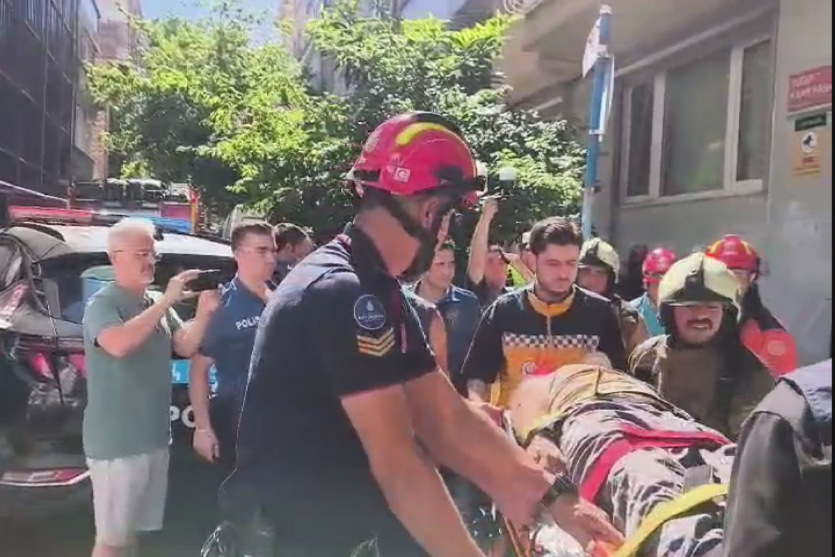 Kadıköy’de yıkımı yapılan bina çöktü: 2 işçi göçükte mahsur kaldı