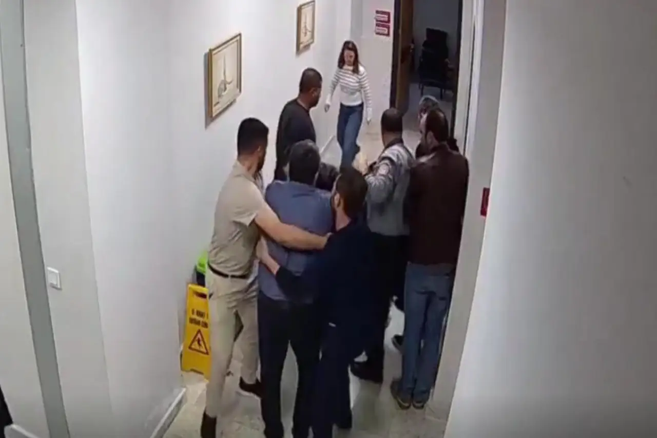 Görüntüler yayılınca açığa alındı: Hastane müdürü işçiyi dövdü