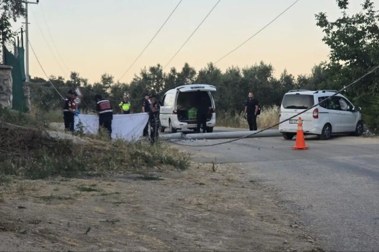 Kaza yapan sürücüye yardıma giderken elektrik akımına kapılıp hayatını kaybetti