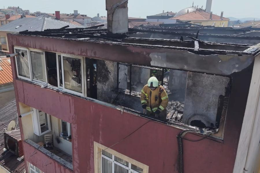 Pendik'te 5 katlı binanın çatısında yangın: 1 işçi yaralandı