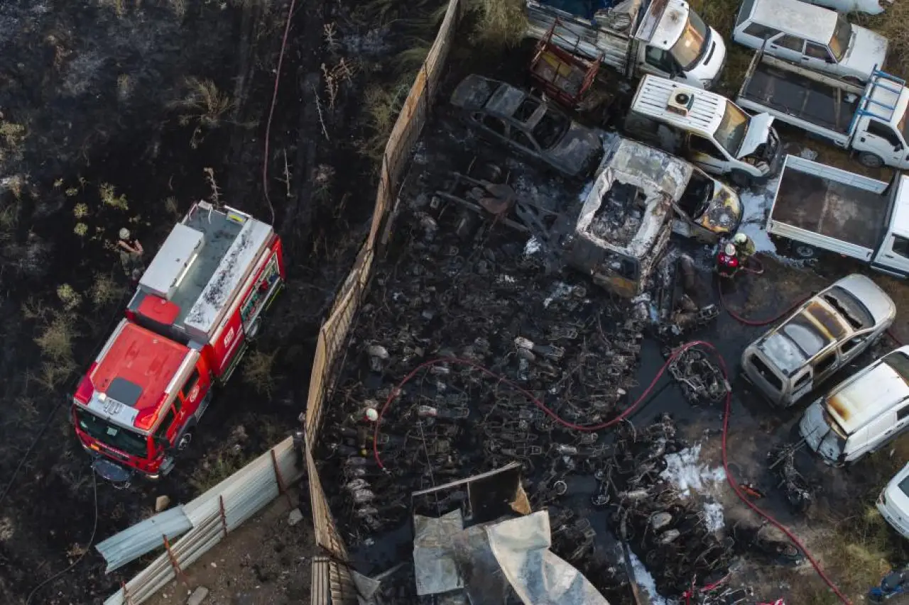 İzmir'de yediemin otoparkında yangın: 62 araç zarar gördü