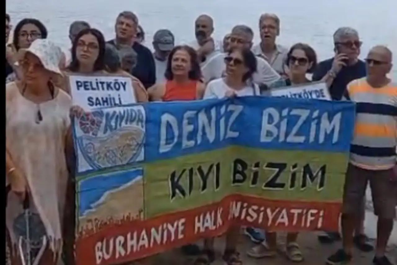 Pelitköy İçmeler Sahili'nde 'Kıyılar halkındır' eylemi