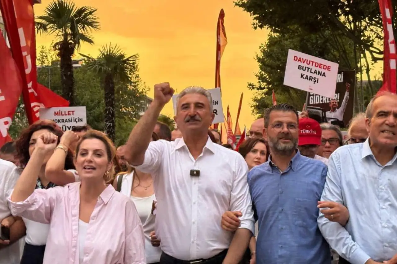 CHP Bursa İl Örgütü'nün demokrasi nöbeti sona erdi: Anahtarı bırakıyoruz ama Bursa'nın iradesini kimseye bırakmıyoruz