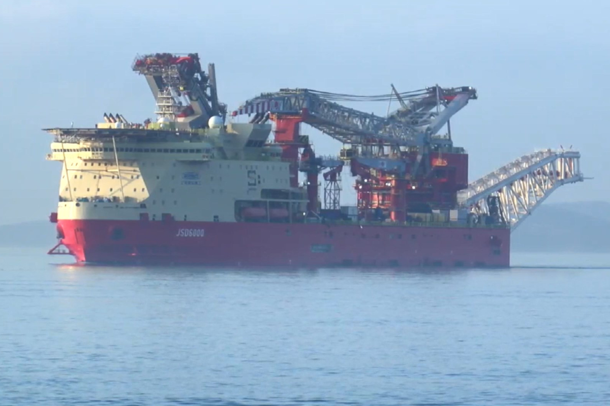 Doğal gaz boru hattı döşeme platformu İstanbul Boğazı'ndan geçiş yaptı