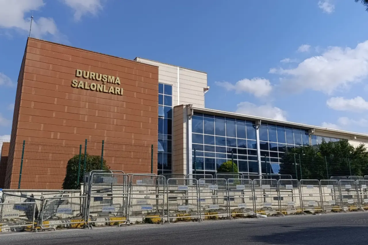 İBB davasında mahkeme başkanı vekillere 'soytarı' dedi: Ekrem İmamoğlu salondan çıkarıldı, avukatlar katılmama kararı aldı