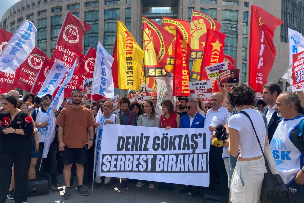 Komedyen Deniz Göktaş için Çağlayan adliyesi önünde açıklama yapıldı