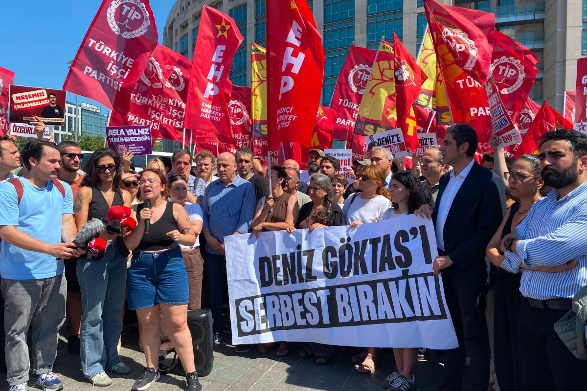 Deniz Göktaş’ın tutuklanmasına adliye önünde tepki: 'Mizahtan korkan rejimler çöken rejimlerdir'