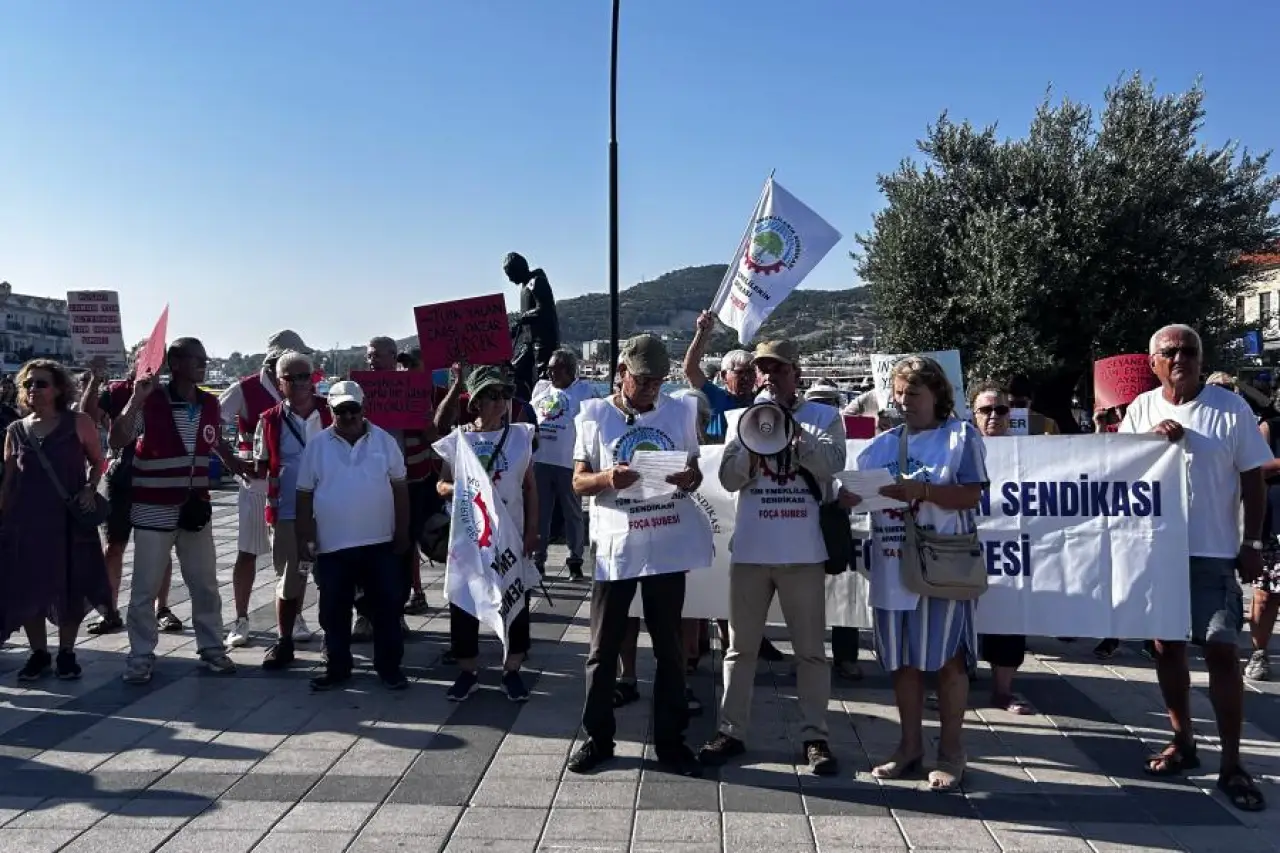 Foça'da emekliler yoksulluğa karşı sokağa çıktı