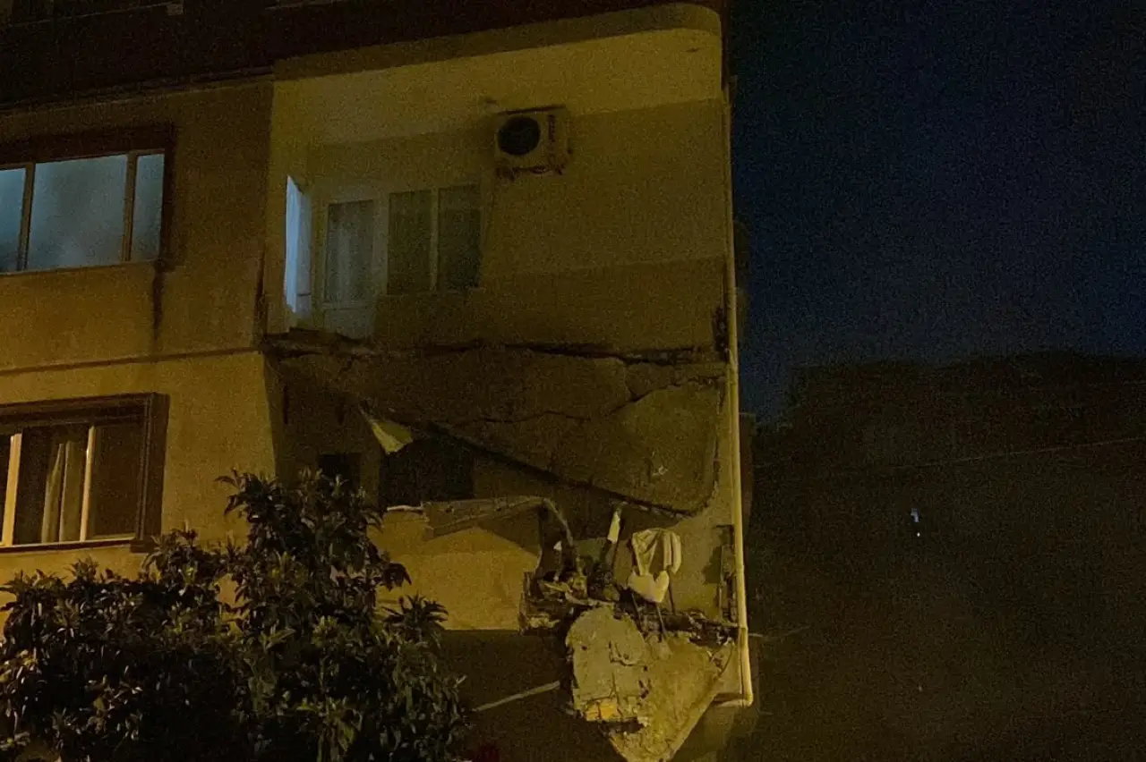Küçükçekmece'de 5 katlı apartmanda balkonlar çöktü: Bina tedbir amacıyla tahliye edildi