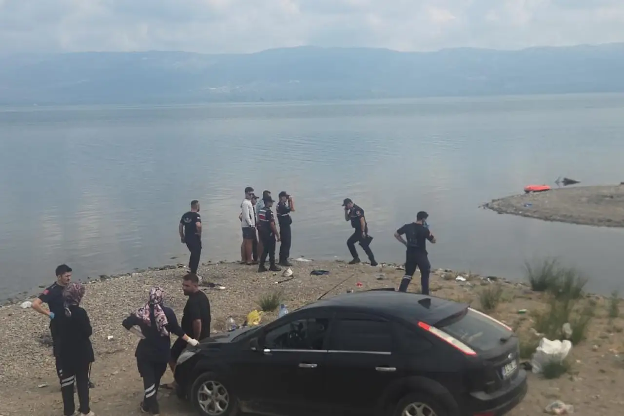 2 arkadaş, serinlemek için girdikleri İznik Gölü'nde kayboldu