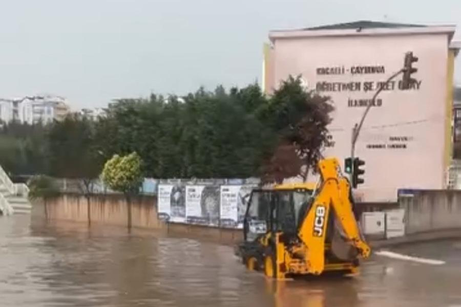Kocaeli'de sağanak etkili oldu: Cadde ve sokaklar göle döndü