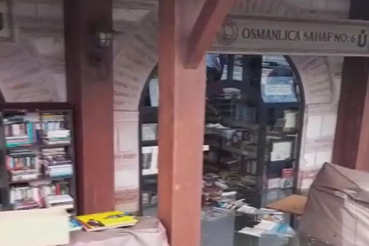 Üsküdar Sahaflar Çarşısı su altında kaldı