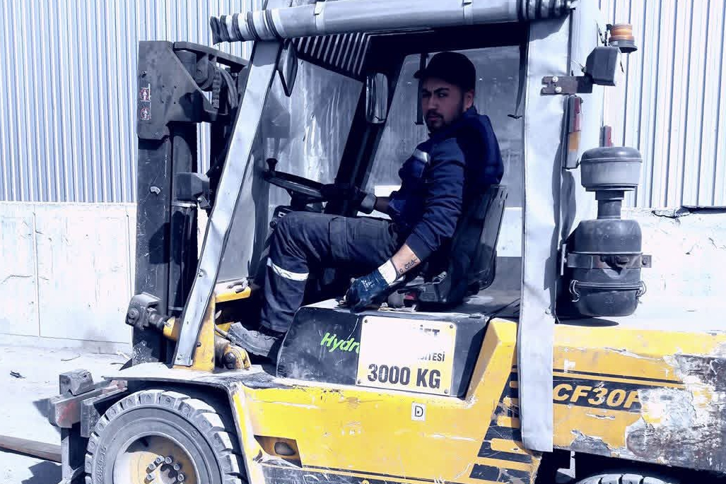 Şarampole yuvarlanan forkliftin altında kalan işçi hayatını kaybetti