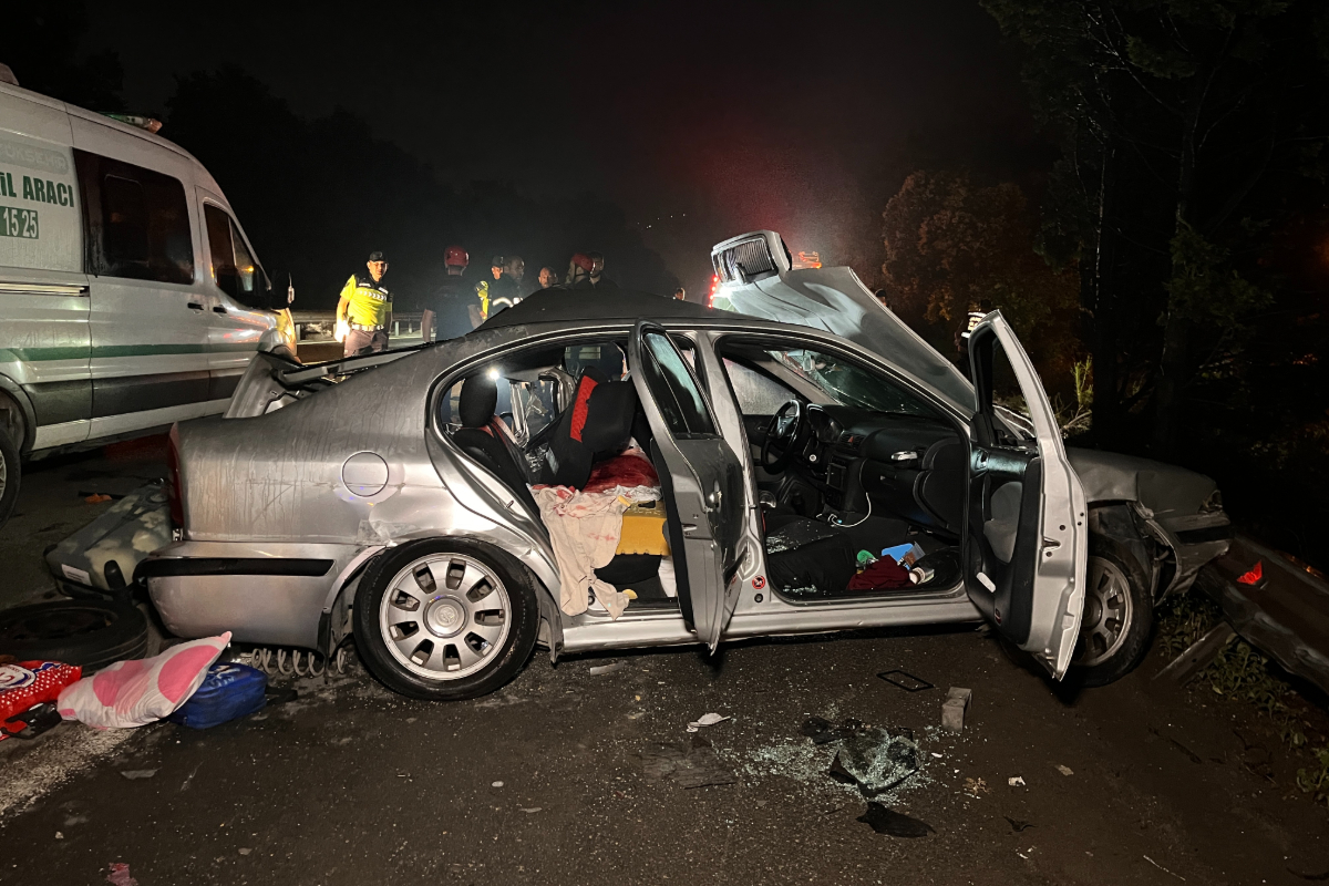 Emniyet şeridinde duran otomobile TIR çarptı: 1 çocuk öldü, 3 yaralı