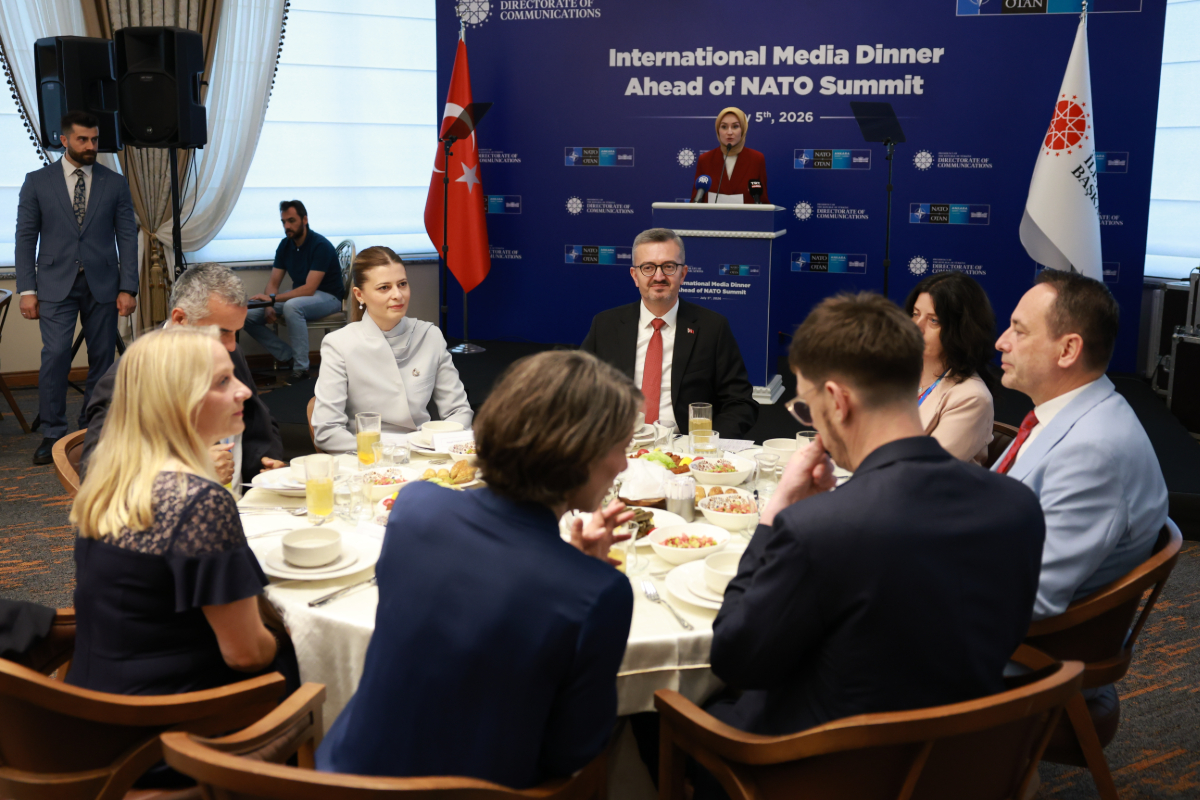 Yerli gazeteciye kelepçe, yabancı basına ziyafet: İletişim Başkanı NATO zirvesi öncesi yabancı basınla yemek yedi