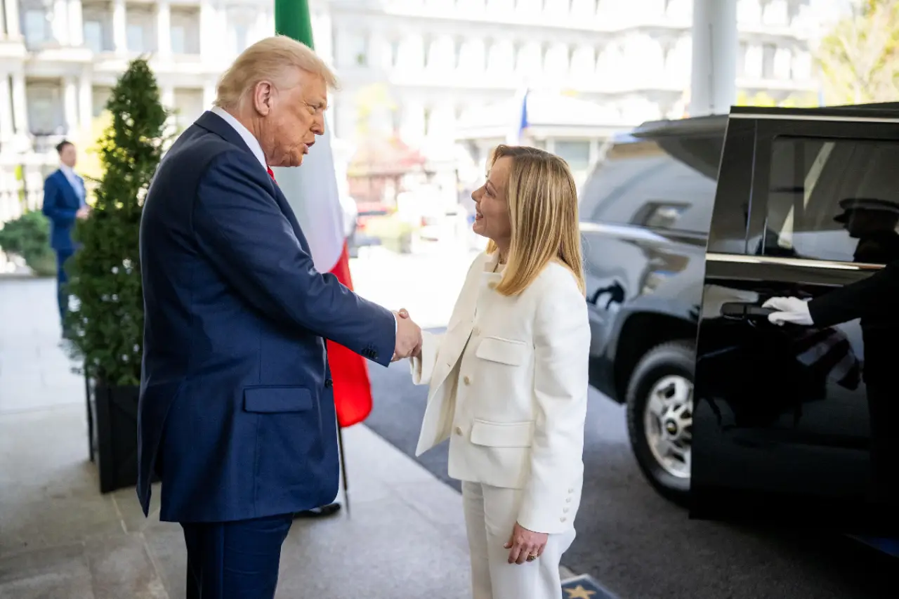 Fotoğraf tartışması büyüyor: Trump'tan Meloni'ye 'Uzaklaştırma kararı gerekiyor' göndermesi