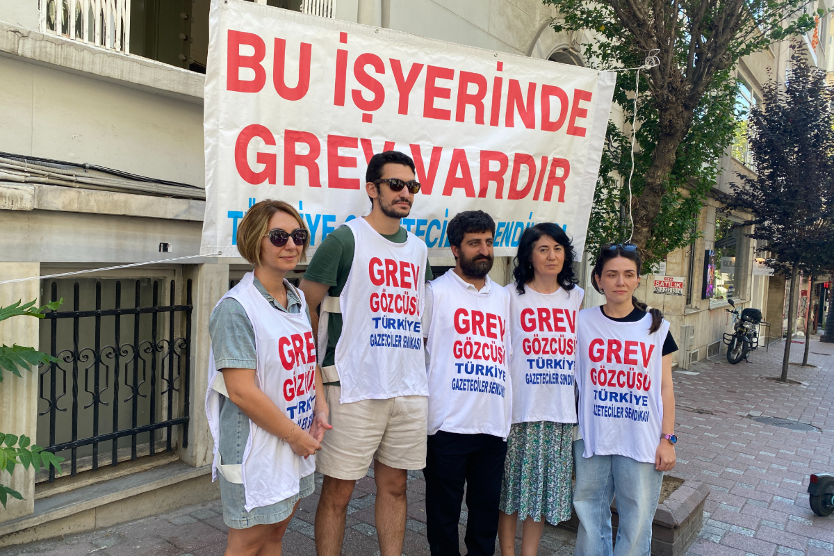 AFP Türkiye bürosunda TGS grev pankartını astı: 'Resmi enflasyonun altında zammı kabul etmiyoruz.'