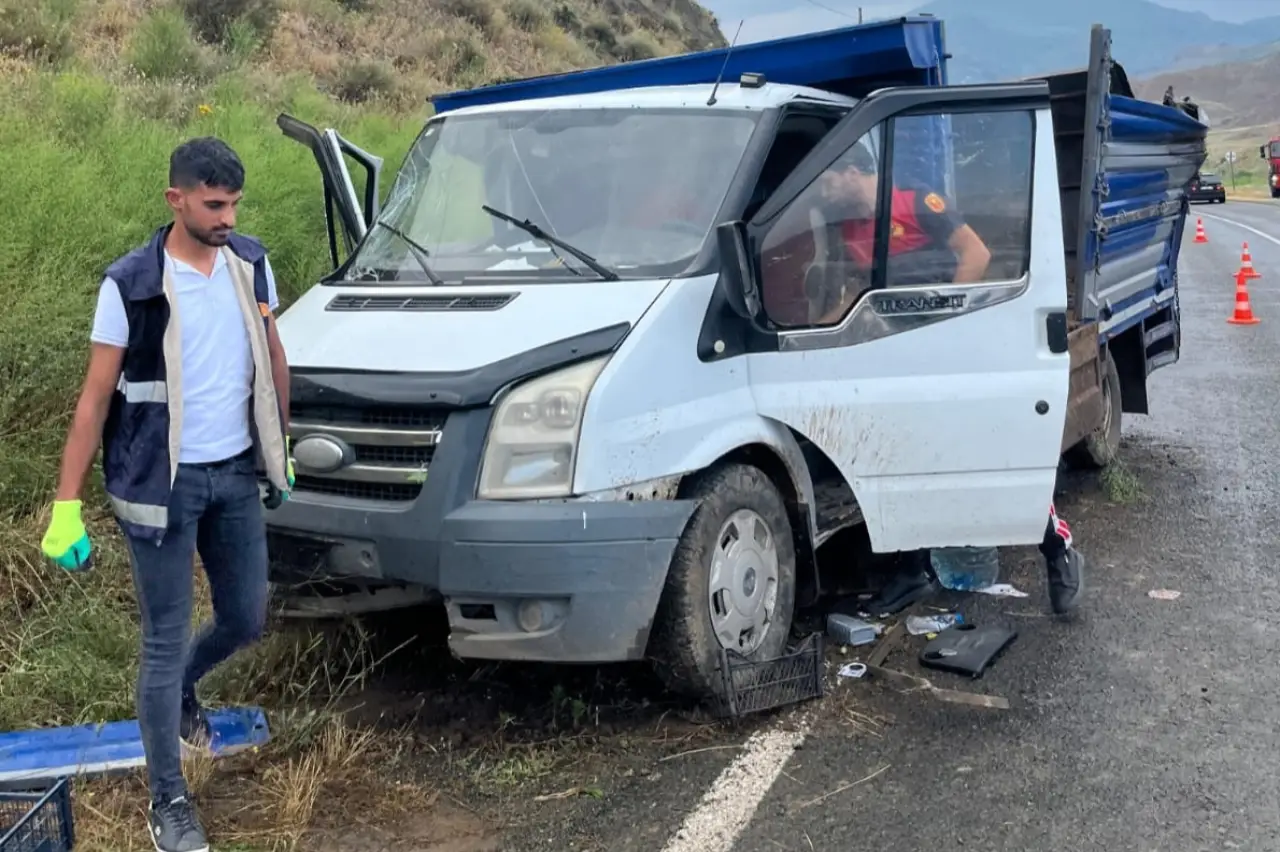 Kayısı hasadına giderken kaza: İşçileri taşıyan kamyonet devrildi, 10 işçi yaralandı