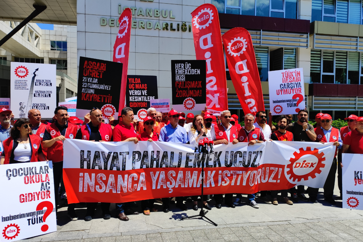 DİSK'ten İstanbul Vergi Dairesi önünde açıklama: 'Gelirde ve vergide adalet işçilerle gelecek'