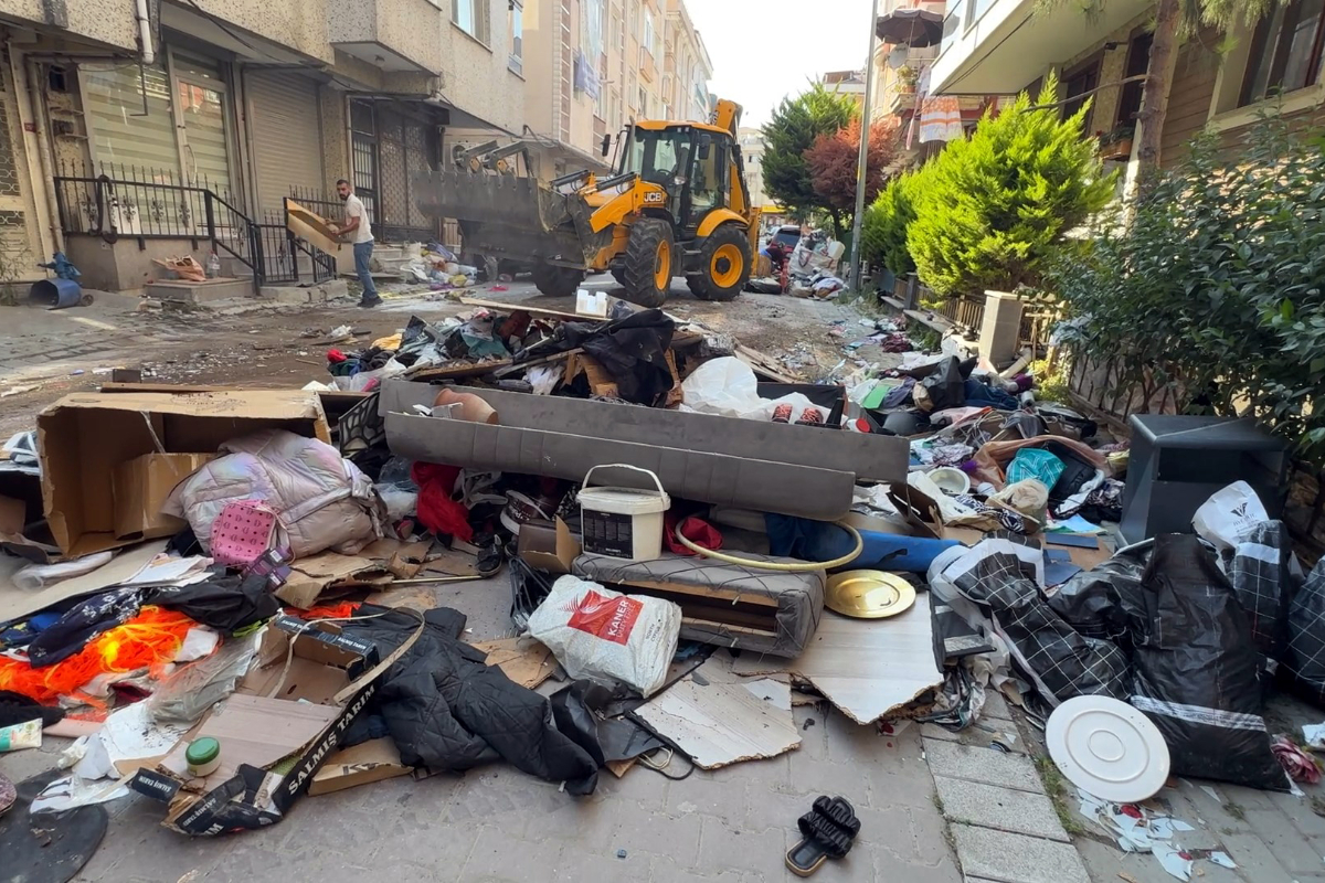 Cezaevine girince kirayı ödeyemedi: Ev sahibi eşyalarını sokağa attı