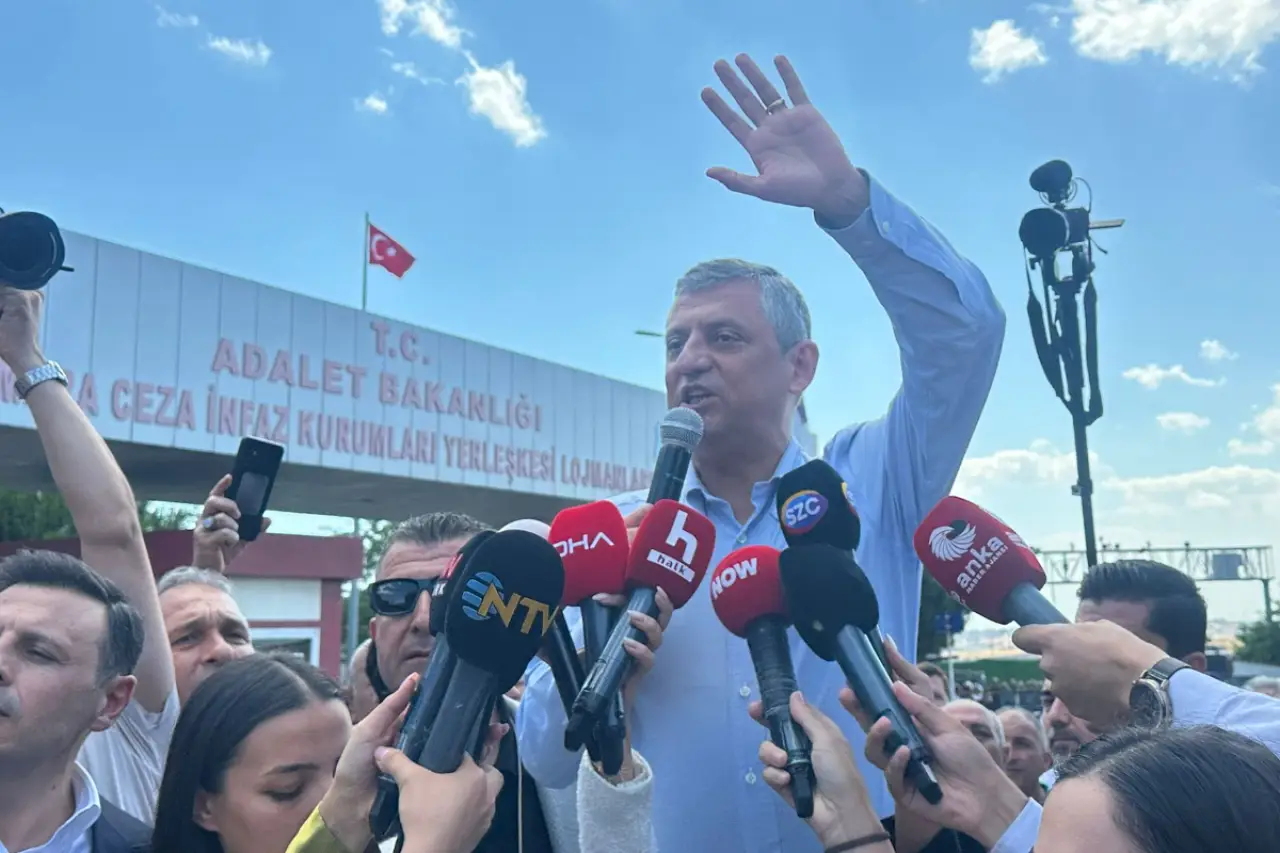 Ekrem İmamoğlu için Silivri'de yürüyüş: Özgür Özel sandalye üstünden konuştu