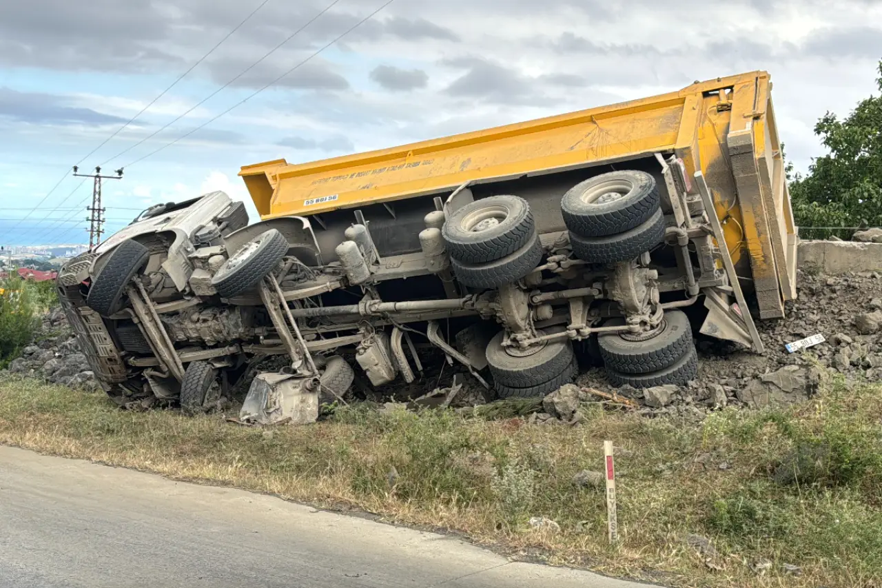 Freni boşalıp devrilen kamyonun şoförü öldü