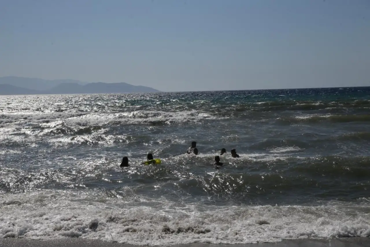 Aydın'da 3 kişinin boğulduğu plajda, riskli olmasına rağmen denize giriliyor