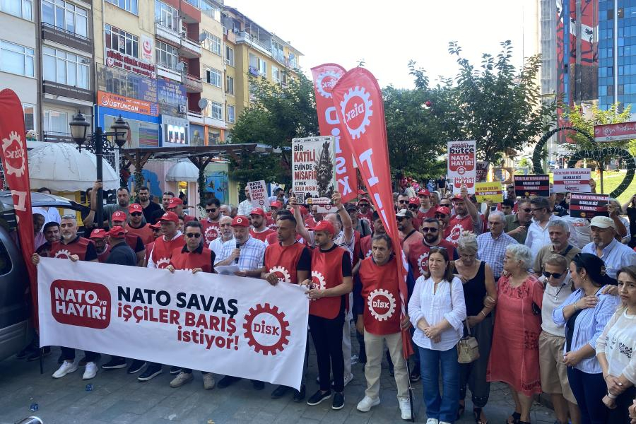 DİSK'ten Kocaeli'de NATO eylemi: 'Daha fazla silah değil, daha fazla iş istiyoruz'