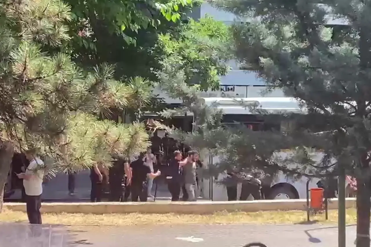 Ankara'da NATO protestosuna polis müdahalesi, vekillere barikat