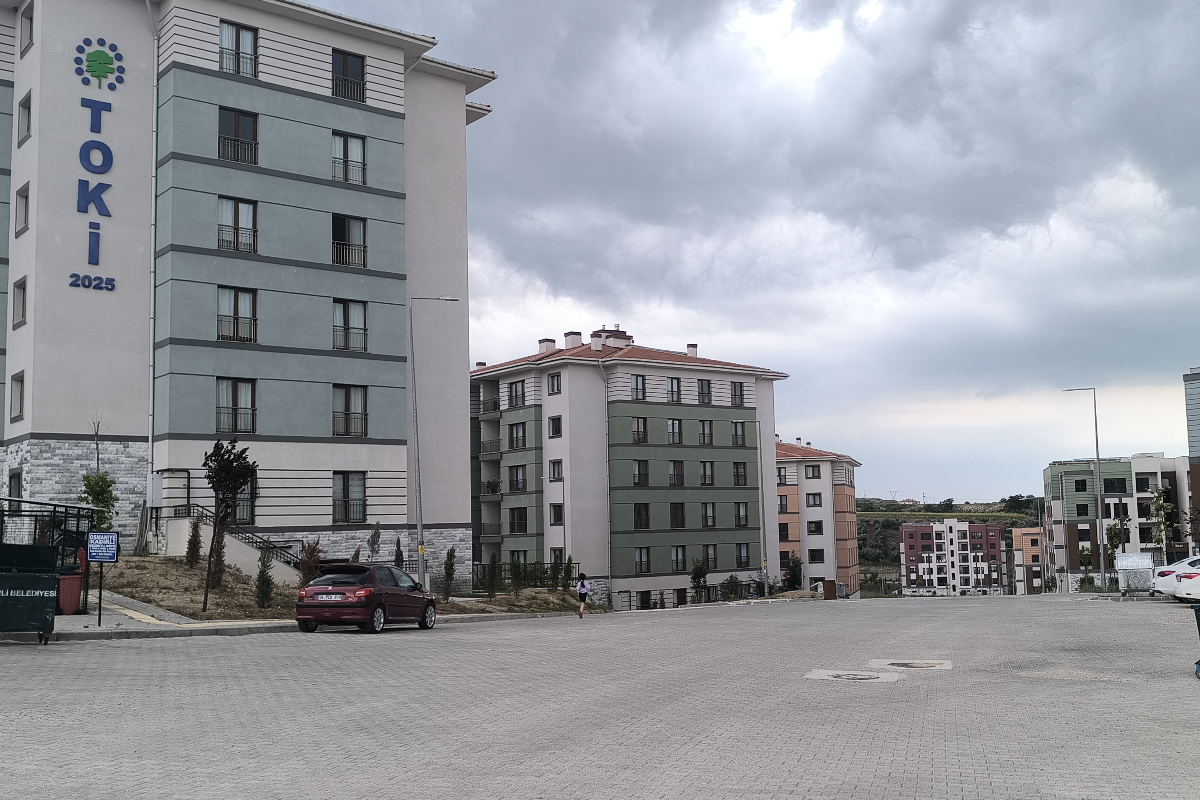 Kadirli TOKİ konutlarında günlerdir süren su çilesi: Banyo yapmak için Karaçay'a gittim