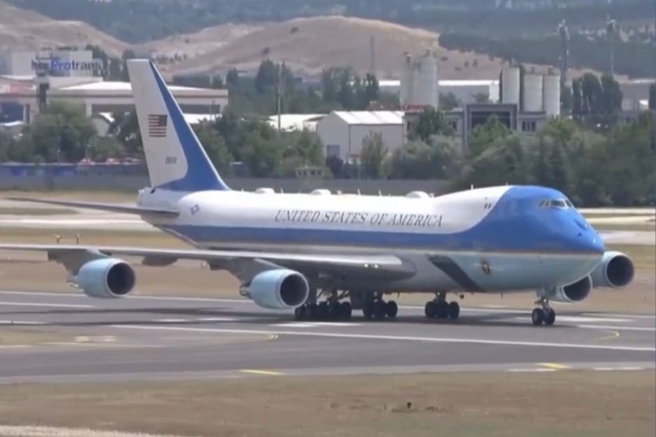 Trump'ın uçağı Ankara'ya indi, karşılamaya onlarca araçlık konvoy gitti