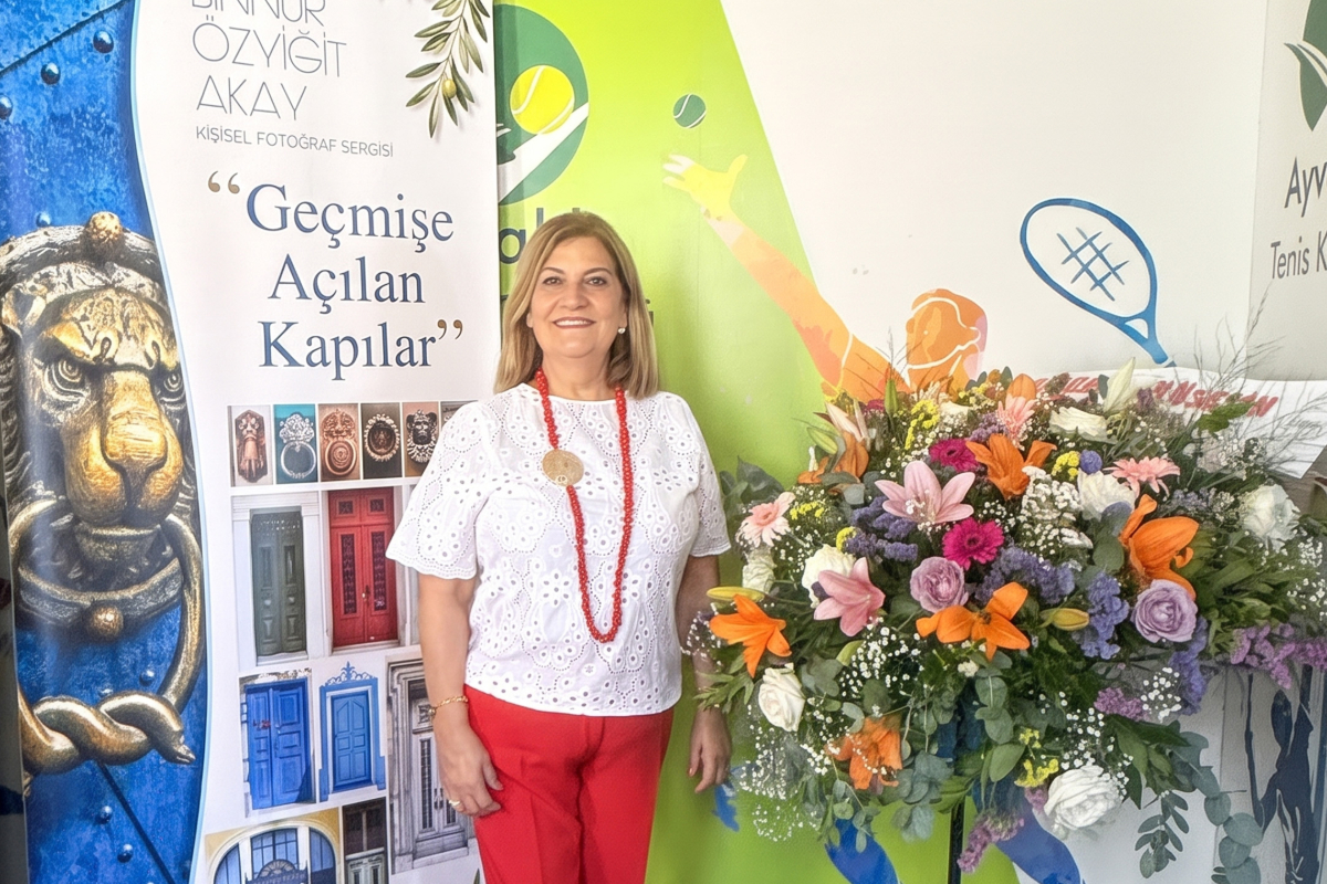 Binnur Akay'ın 'Geçmişe Açılan Kapılar' sergisi Ayvalık'ta açıldı