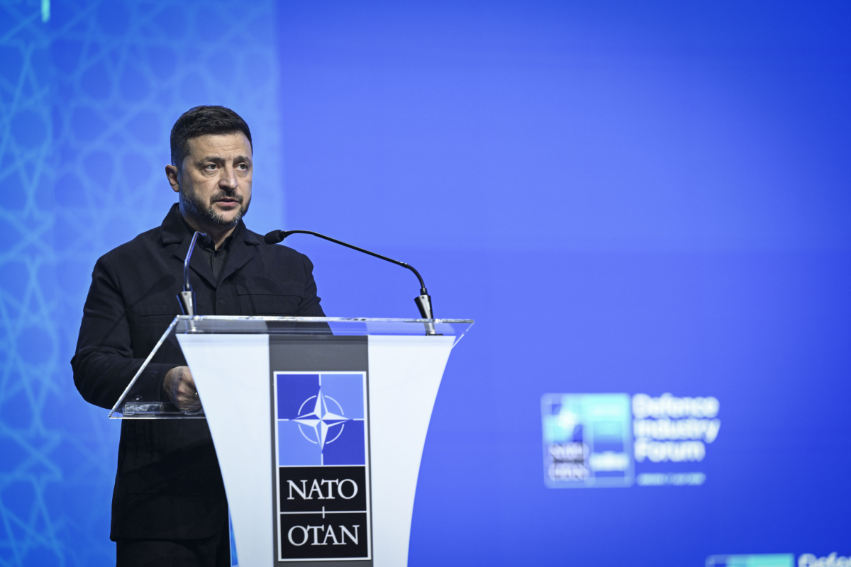 Zelenskiy'den NATO Zirvesi'nde savaş övgüsü: 'Rusya'yı başarıyla vuruyorsunuz, teşekkürler'