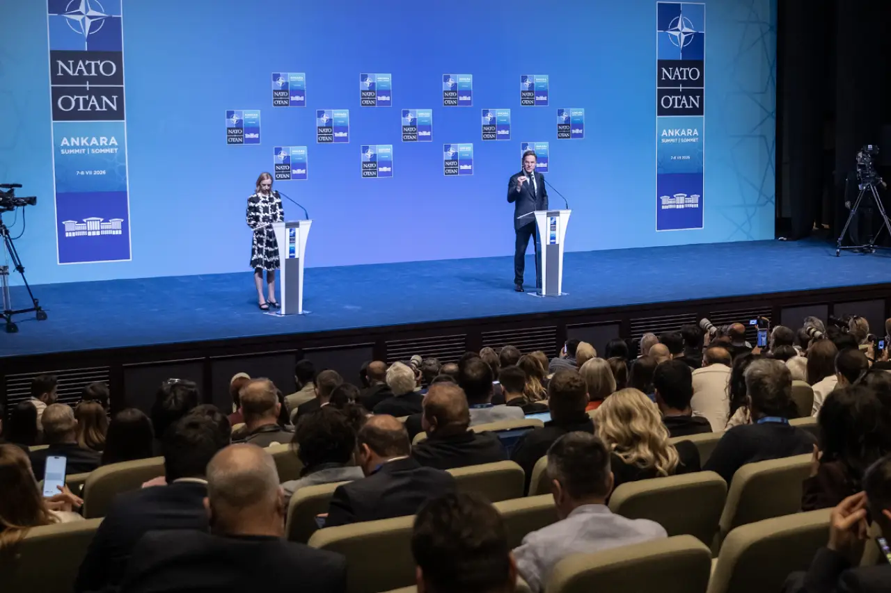 NATO zirvesinde TRT'den Hollandalı gazeteciye sansür