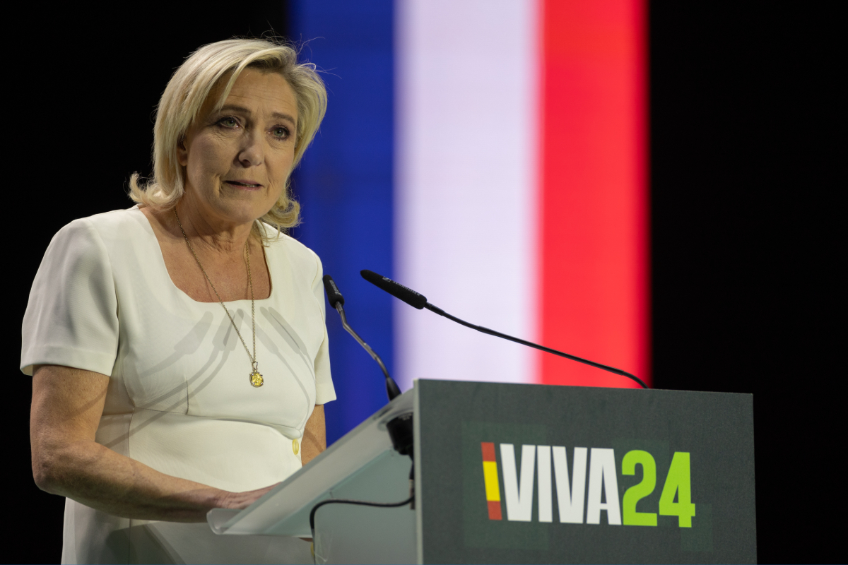 Fransa'da aşırı sağcı Le Pen'in cumhurbaşkanlığı adaylığının önünde engel kalmadı