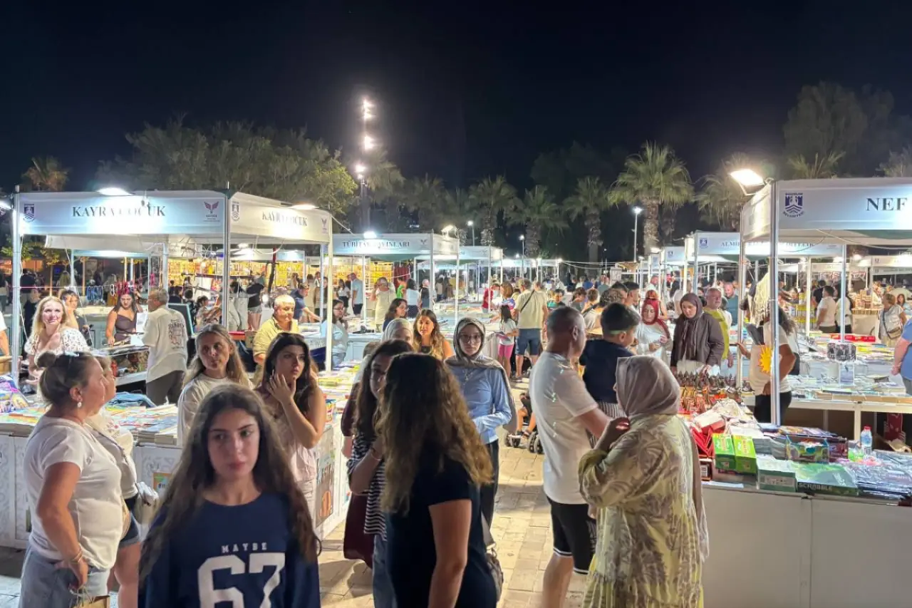 Halikarnas Balıkçısı'nın kenti Turgutreis meydanında kitap fuarı