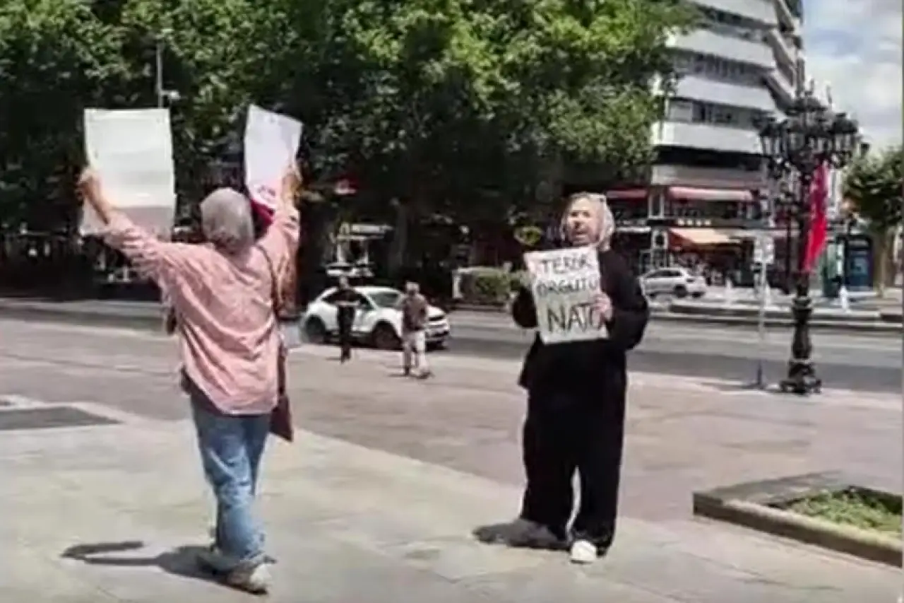 Kızılay Meydanı'nda NATO Zirvesi'ni protesto eden iki kadın gözaltına alındı