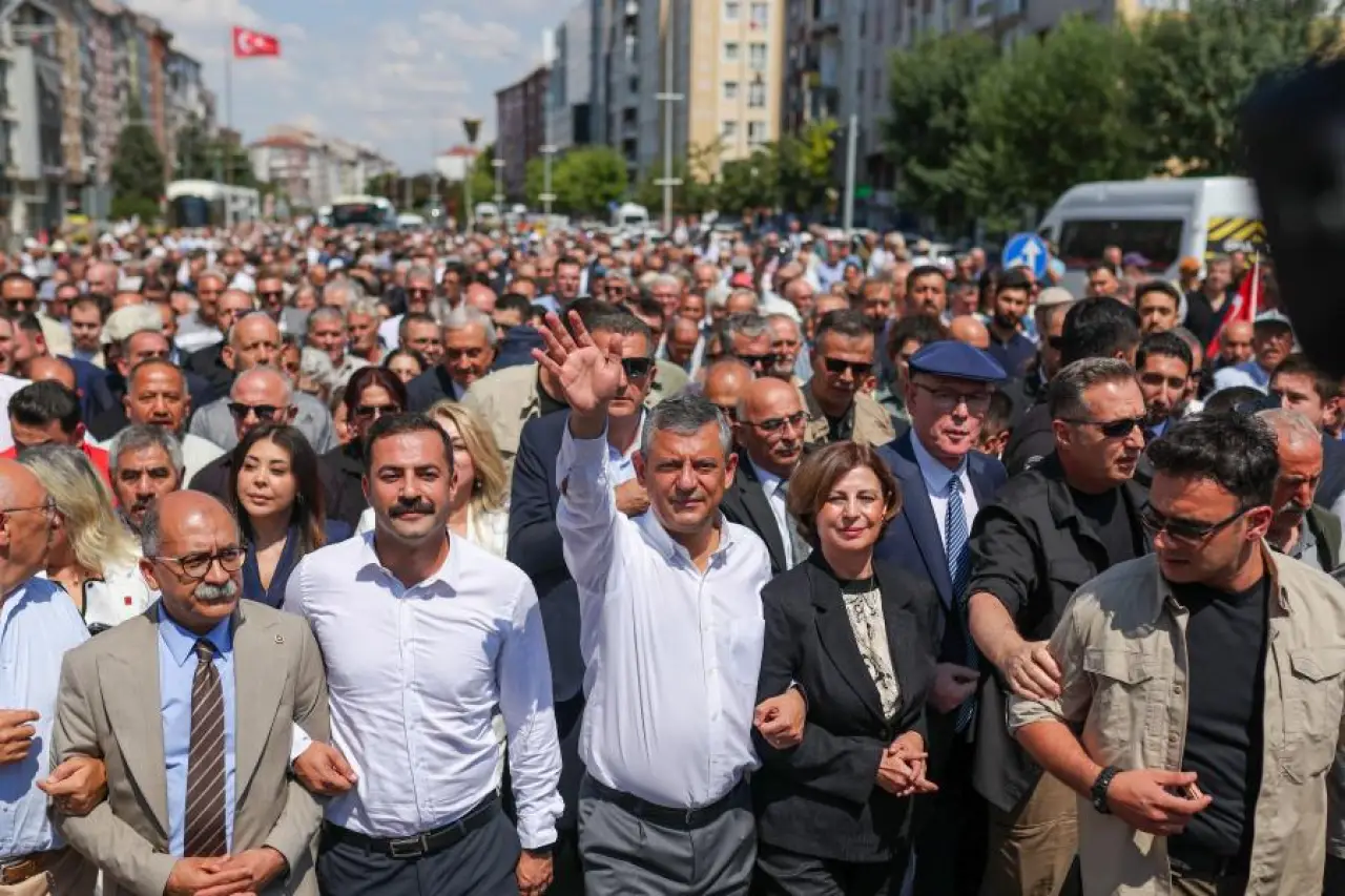 Özgür Özel’in esnaf ziyareti: 'Onlar yolun sonuna geldi, biz daha yolun başındayız'