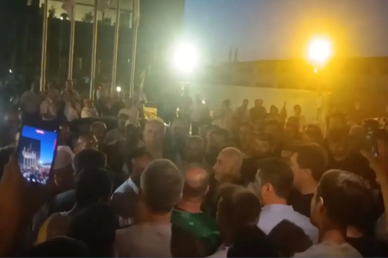 Korteks'te satış sözleşmesine öfke: Sendikacılar fabrika binasına sığındı