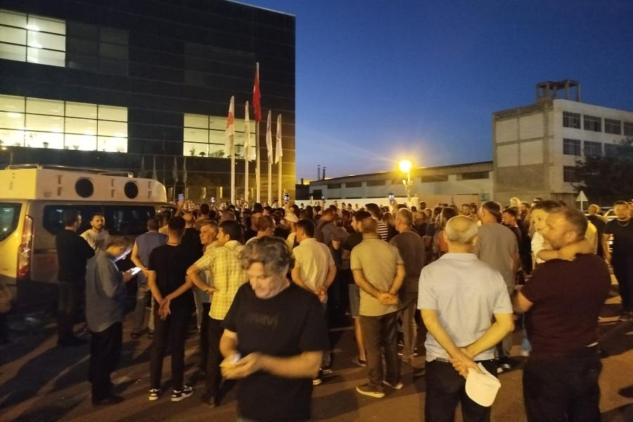 Korteks'te satış sözleşmesine öfke: Sendikacılar fabrika binasına sığındı