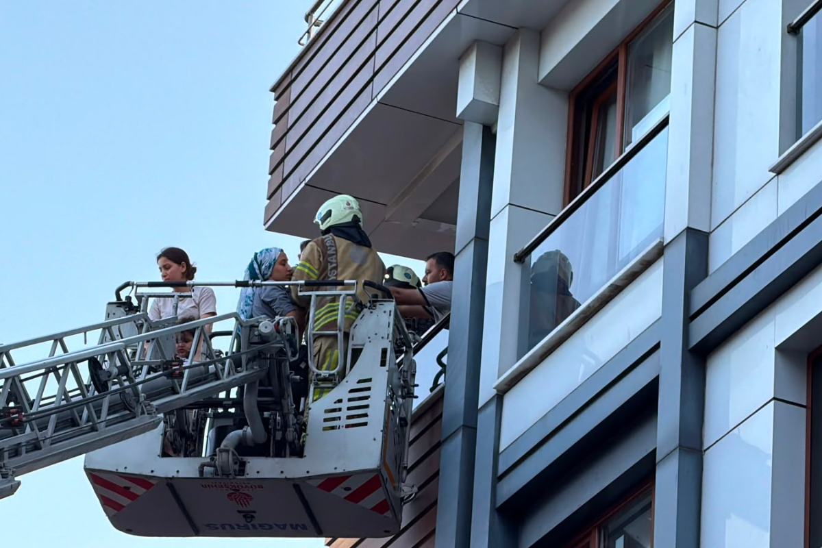 Kağıthane'de apartman yangını: Mahsur kalan üçü çocuk, yedi kişi kurtarıldı