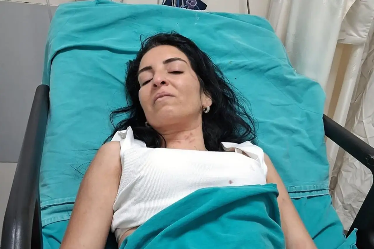 Koruma altındayken boşanmak istediği erkek tarafından bıçaklanan kadın yaşam mücadelesi veriyor