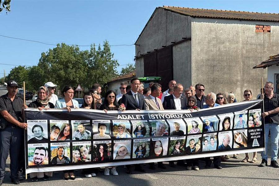 Çorlu tren faciasında hayatını kaybedenler anıldı: Hiç susmayan bir vicdanı paylaşmak için bir aradayız