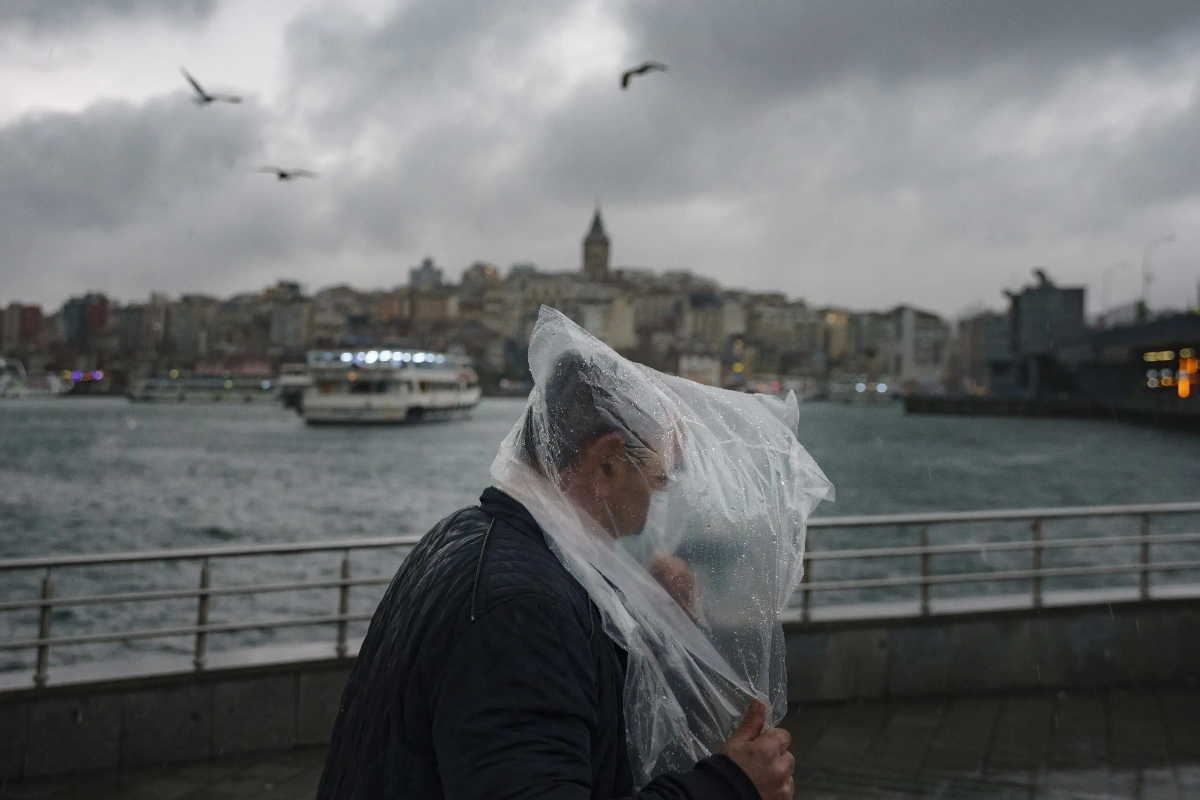Hava bir anda değişiyor, sıcaklık düşüyor: Sağanak yağış hangi bölgeleri vuracak?