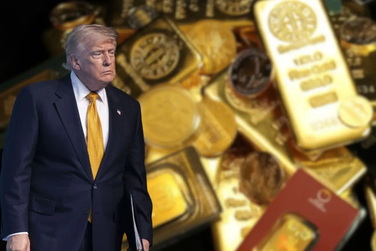 Donald Trump takım elbise ve sarı kravat ile duruyor, arka planda çeşitli altın külçeleri ve madeni paralar yer alıyor