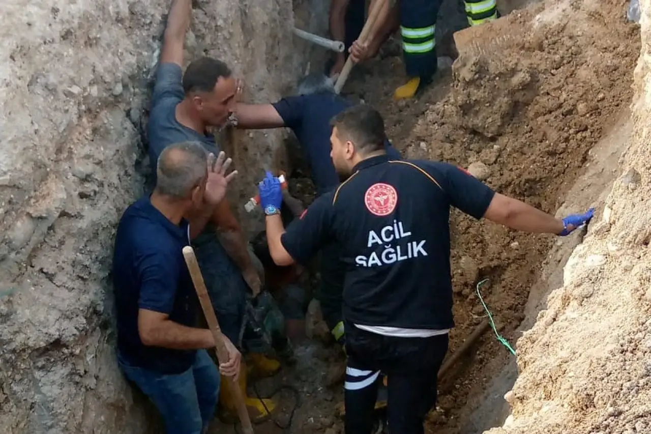Göçük altında kalan işçi ekipler tarafından kurtarıldı